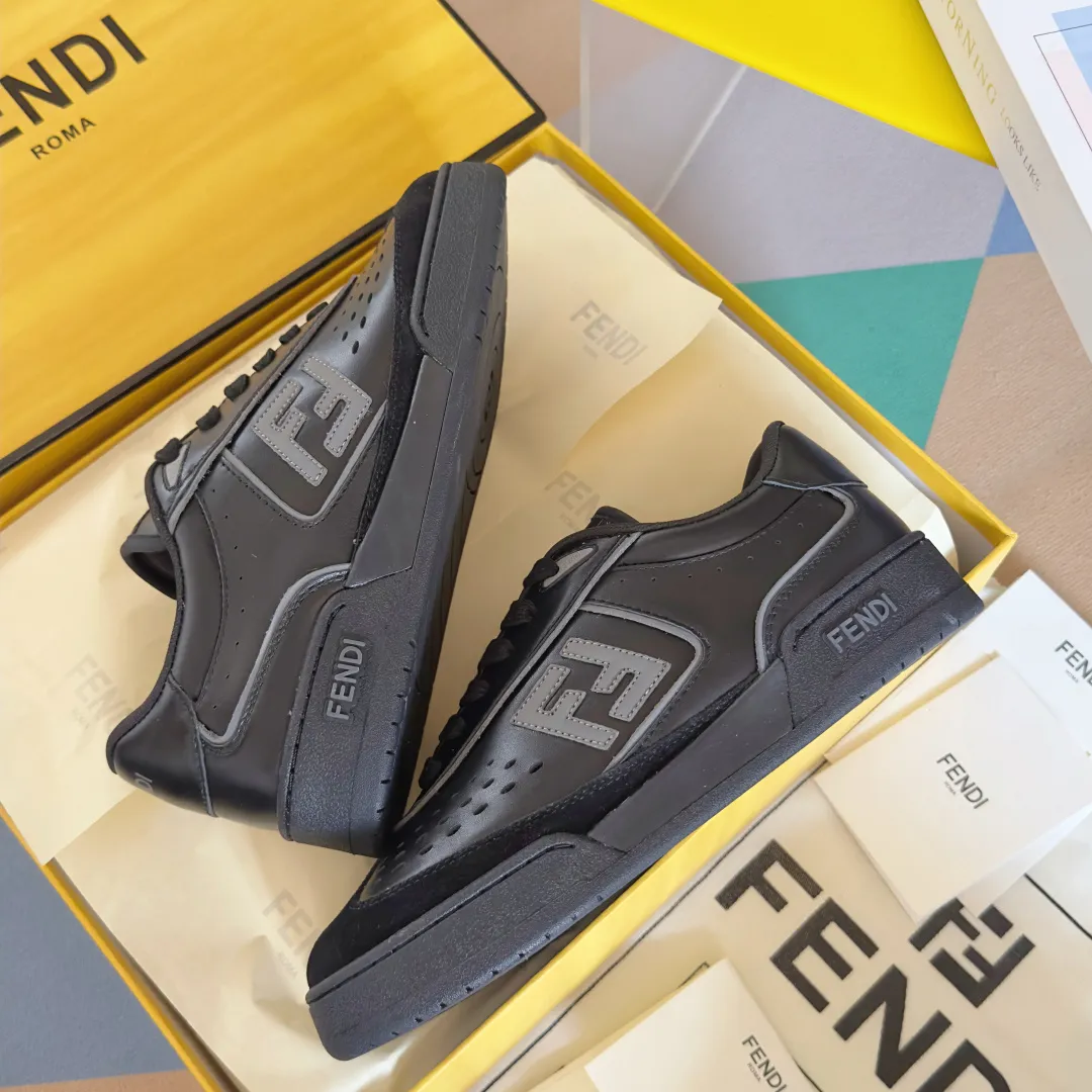 【FENDI】Top P: 740💰 Leather Couple Size: Women's 35-41 / Men's 39-45 Top version: Fendi Fendi match series Couple's Film Casual Sports Shoes Sneakers Original purchase, development, production of these FENDI Match lace-up sneakers. Small perforations accent the upper. Made of white leather with beige suede details. Matcha green leather FF applique. Rubber sole with FENDI lettering on the side. Comes with exquisite packaging at the counter🛍📦 ▪️ Fabric: Original custom imported first-layer cowhide ▪️ Lining: Imported custom breathable mesh ▪️ Sole: Original molded TPU two-color combination sole ▪️ Sole thickness: 3CM.